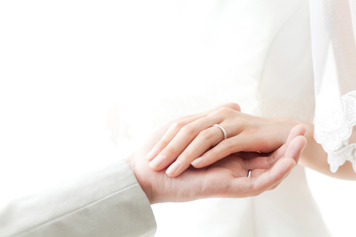 結婚指輪・婚約指輪を左手の薬指に着ける意味。実は右手や他の指もOK