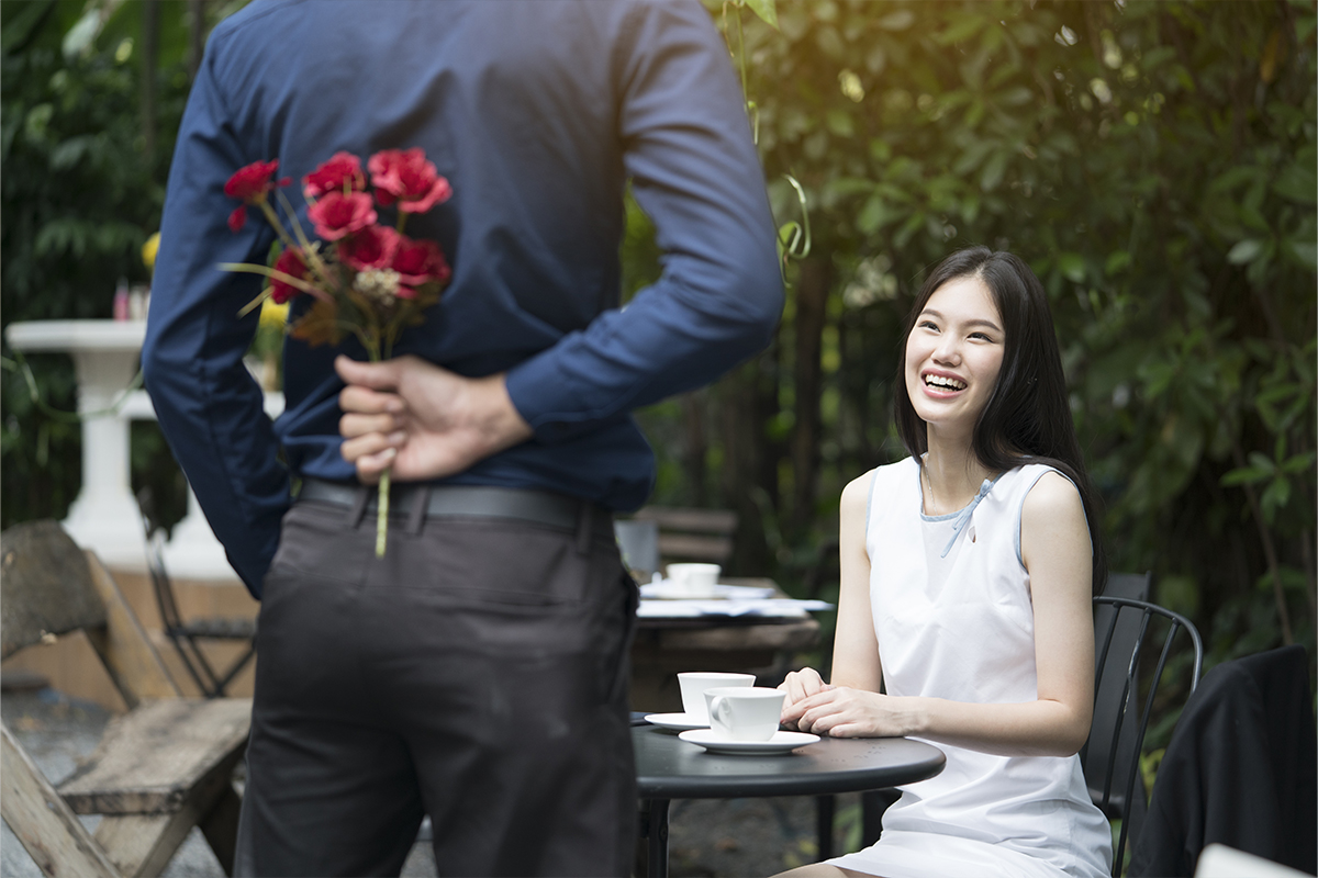 女性がレストランでプロポーズを受け、感激しているような画像