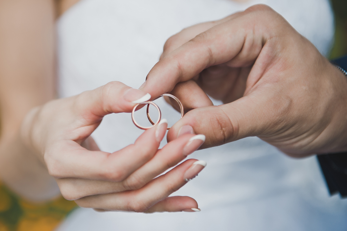 結婚指輪はいつ買う？購入のタイミングや購入までの流れを解説！