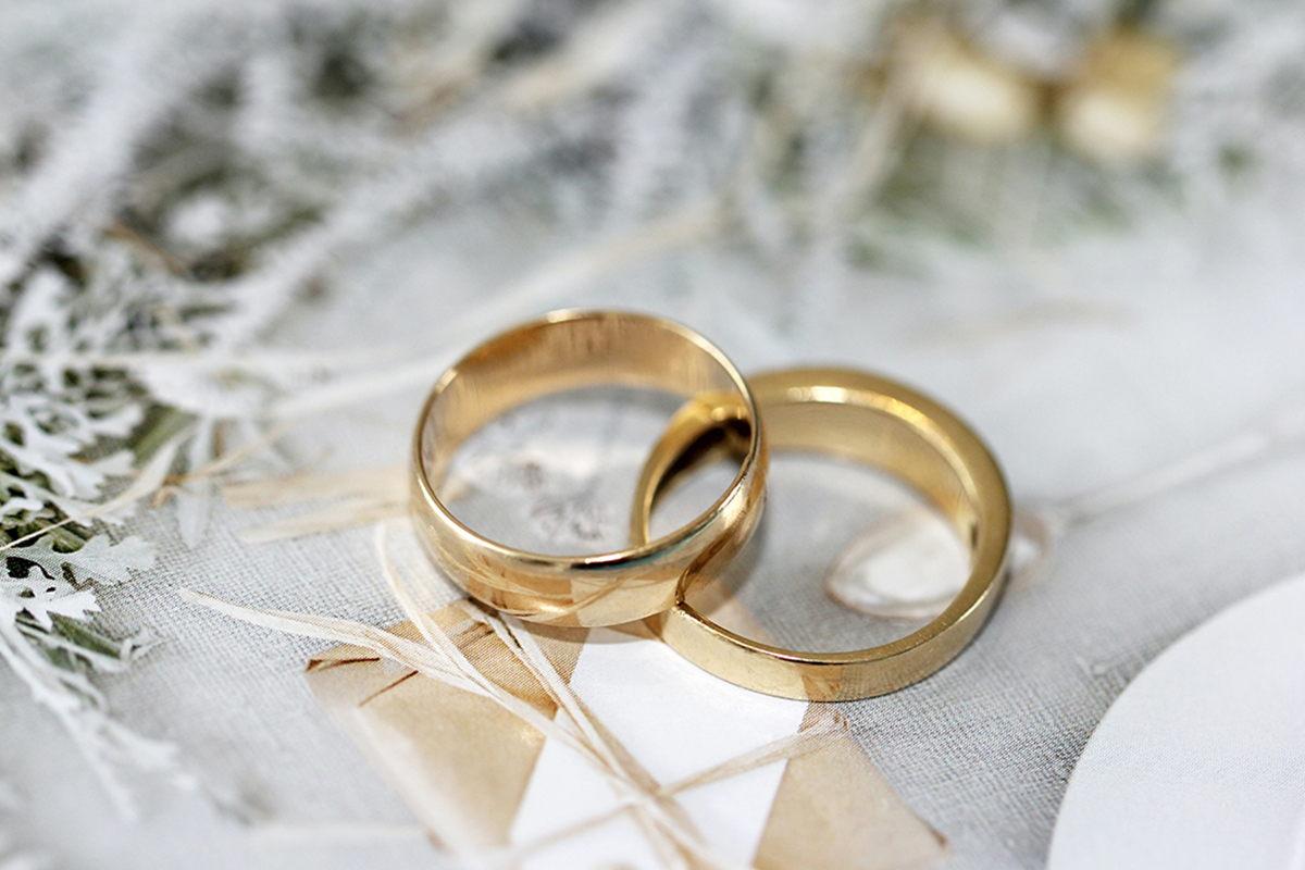 ゴールドの結婚指輪は後悔する？メリット・デメリットや選ぶ際のポイントなどを紹介