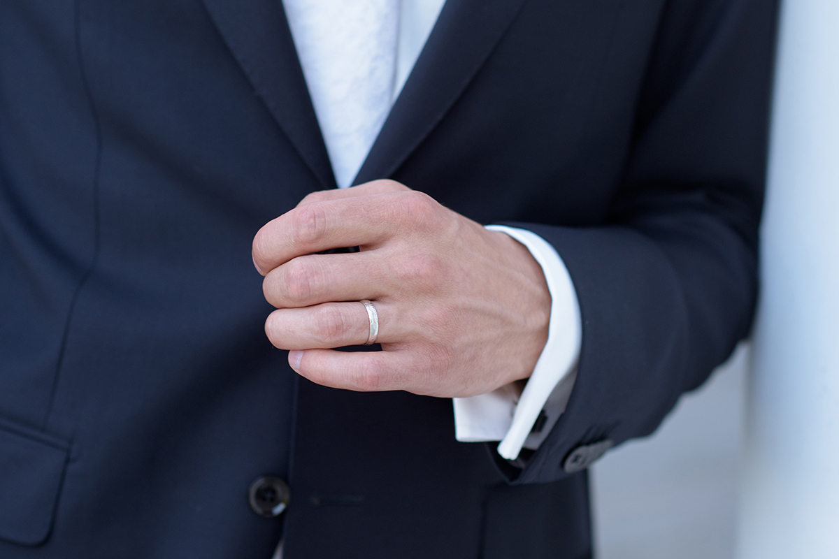 男性に似合う結婚指輪はどれ？デザイン・素材別のおすすめをご紹介