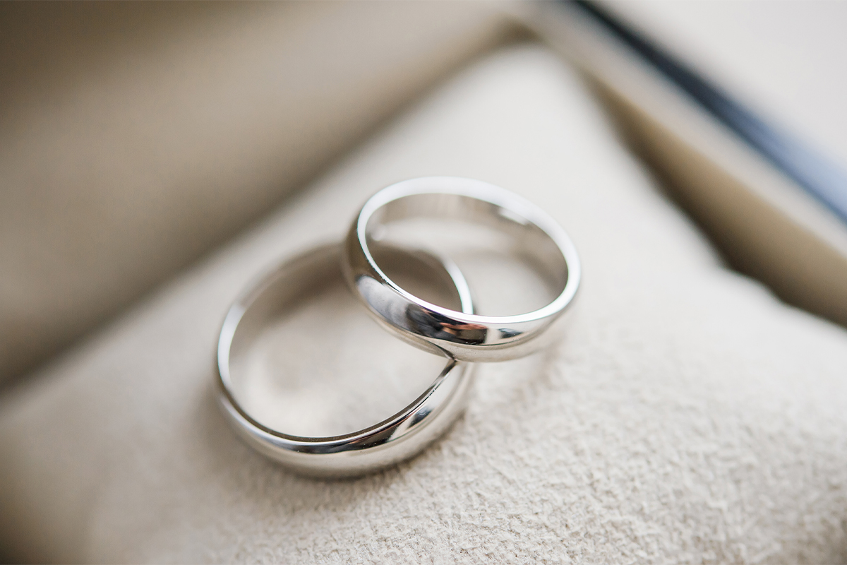 ペアリングを結婚指輪の代わりに着用するのはあり？両者の違いやペアリングの活用方法を解説！