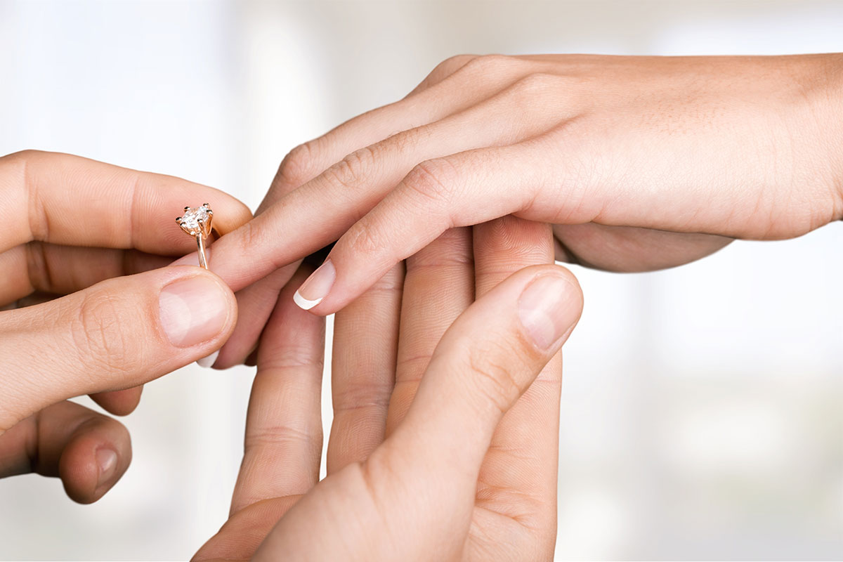 婚約指輪と結婚指輪の違いとは？相場、デザイン、お返しの有無など一挙解説