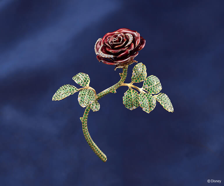 「魔法のバラ」は、七宝とダイヤモンドをあしらった気品あふれるブローチに。