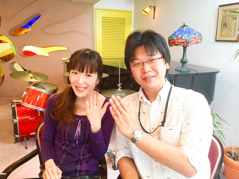 結婚指輪を着用したおふたり