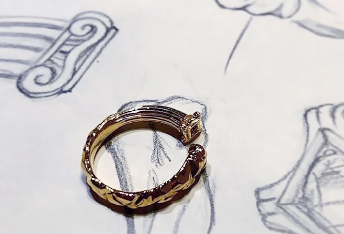 イオニア様式の石柱モチーフの指輪