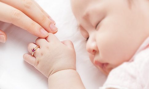 ベビー　すやすや眠っている赤ちゃんとお母さんの手